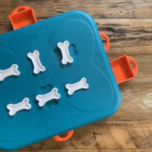 Nina Ottosson® Dog Casino logikai játék | 3. szint